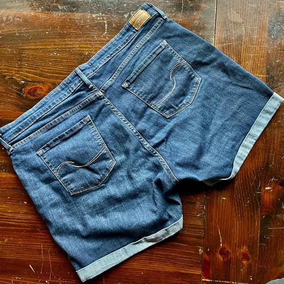 Signature Levi Strauss Mid Rise Cuffed Shorts - Picture 2 of 6